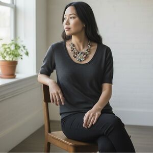 Retro Rhinestones Statement Necklace 
Gold toned metal & Faux Pearls